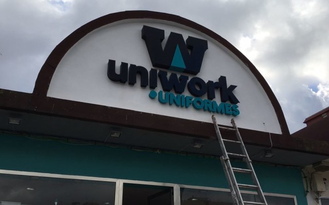 rotulo-corporeo-uniwork-uniformes1