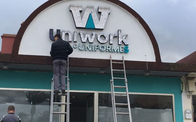 rotulo-corporeo-uniwork-uniformes2