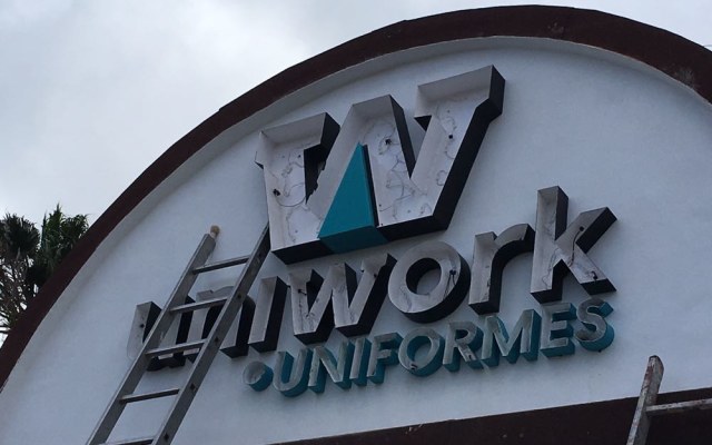 rotulo-corporeo-uniwork-uniformes3