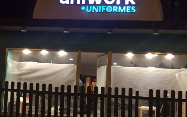 rotulo-corporeo-uniwork-uniformes5